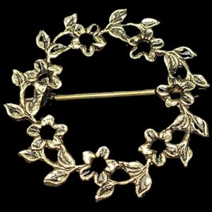 VINTAGE ANTIQUED  GOLD TONE FLOWER & LEAF WREATH BROOCH